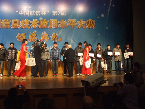 教育部原副部长周远清为我校戴良同学颁发全国特等奖