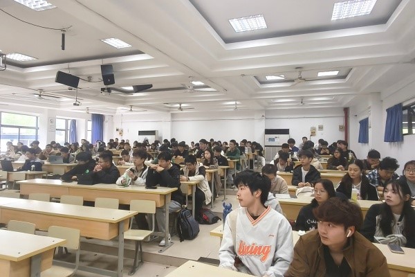 本科生院学业指导中心召开 2025-2026 学年第二学期一对一朋辈学业帮扶志愿者培训动员会