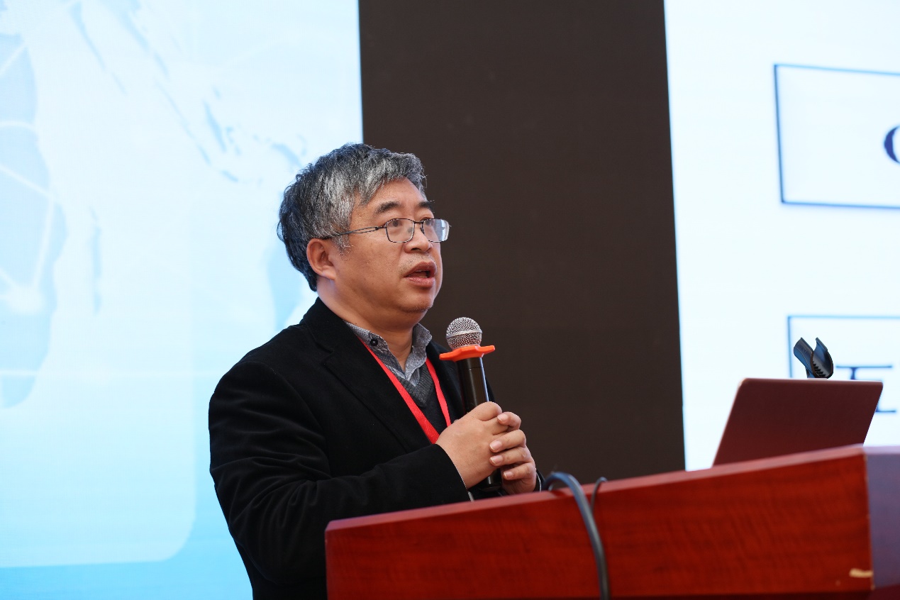 清华大学葛宁教授作题为《通信复杂性与新架构探索》的报告